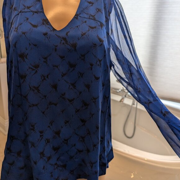 Diane Von Furstenberg Blue Long Sleeve Top Size 4 - Picture 1 of 4